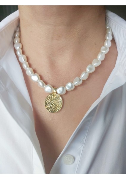 Madalyon Uçlu Inci Kolye