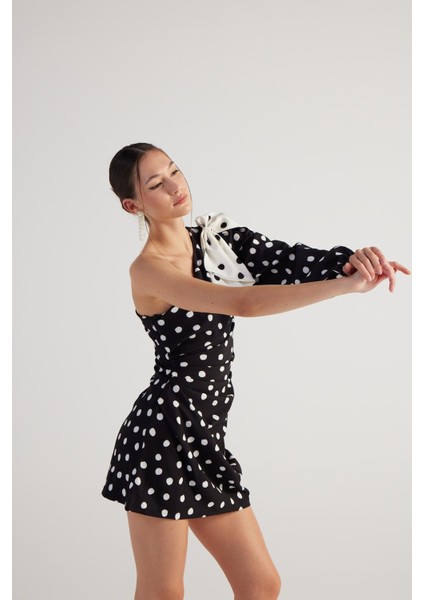 Puantiyeli Çıkarılabilir Kurdele Aksesuarlı Tek Kollu Mini Polka Elbise Siyah
