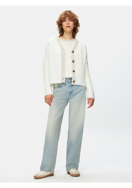 Düğmeli Yumusak Dokulu Triko Beyaz Hırka