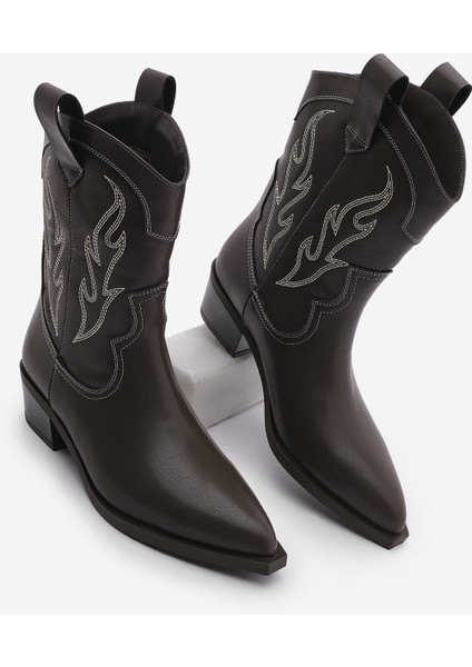Kadın Sivri Burun Nakışlı Western Bot Tevlus Kahve