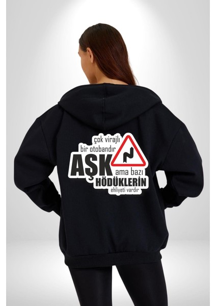 Çok Virajlı Bir Otabandır Aşk, Ama Bazı Hödüklerin Ehliyeti Vardır Yazılı Kadın Erkek Siyah Kapüşonlu Fermuarlı Baskılı Hırka Sweatshirt fiyatları
