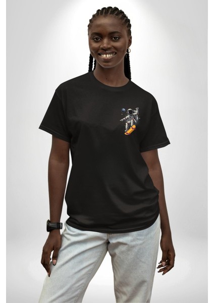 Atronot Kaykay Uzay Mars Siyah Oversize Kadın Erkek Ön Sol Yan Minimal Baskılı Tişört modelleri