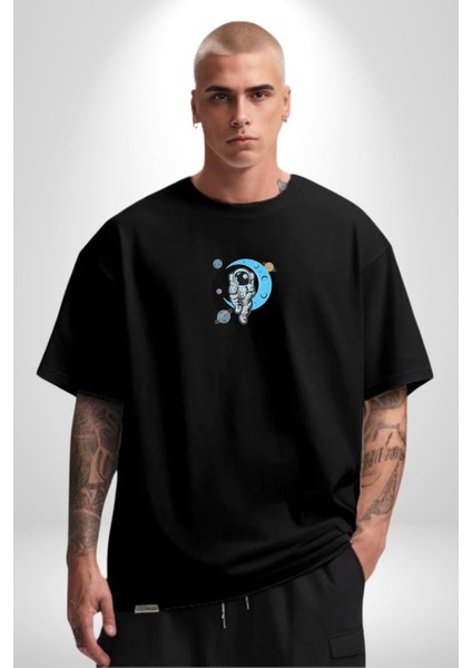 Astronot Uzayda Sıkılmış Siyah Oversize Kadın Erkek Ön Orta Minimal Baskılı T-Shirt fiyatları