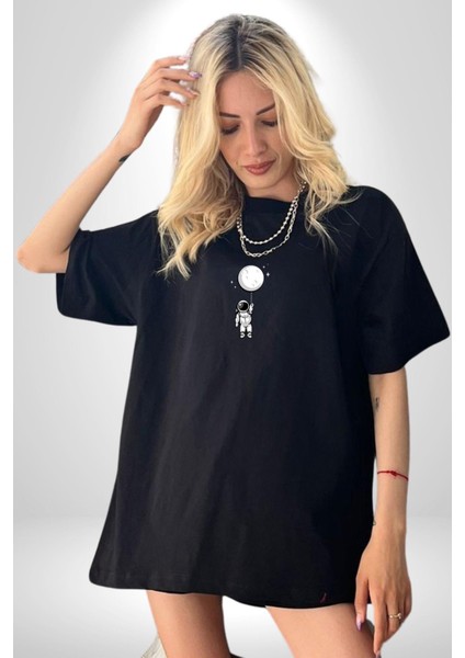 Astronot Ay Balon Siyah Oversize Kadın Erkek Ön Orta Minimal Baskılı T-Shirt fiyatları