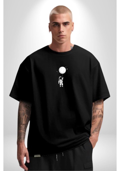 Astronot Ay Balon Siyah Oversize Kadın Erkek Ön Orta Minimal Baskılı T-Shirt modelleri