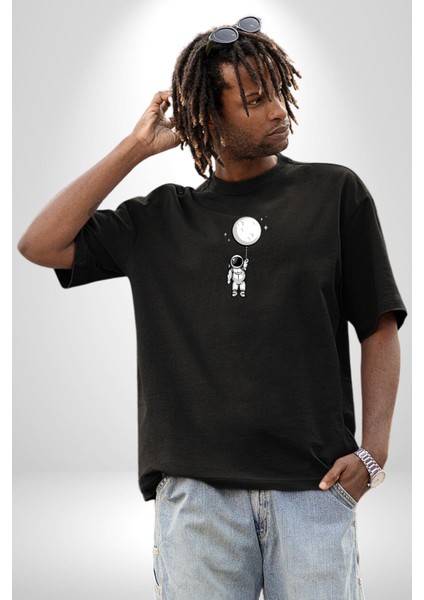 Astronot Ay Balon Siyah Oversize Kadın Erkek Ön Orta Minimal Baskılı T-Shirt fırsatları