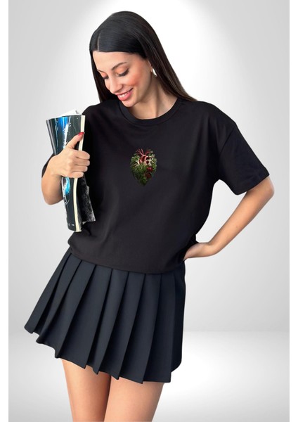Doğanın Kalbi Yeşillikler Kalp Siyah Oversize Kadın Erkek Ön Orta Minimal Baskılı T-Shirt indirimleri