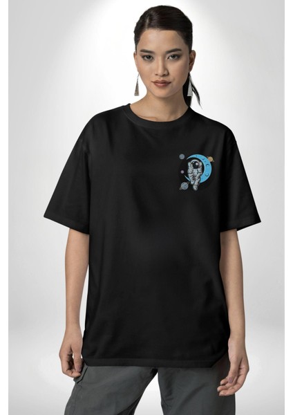 Astronot Uzayda Sıkılmış Siyah Oversize Kadın Erkek Ön Sol Yan Minimal Baskılı Tişört