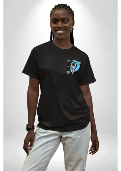 Astronot Uzayda Sıkılmış Siyah Oversize Kadın Erkek Ön Sol Yan Minimal Baskılı Tişört fırsatları