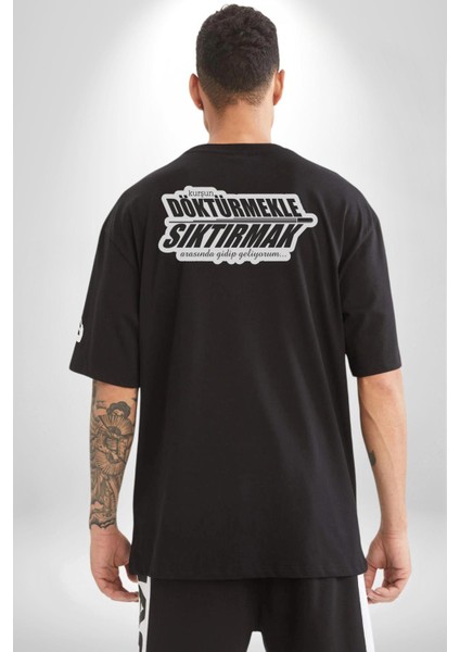 Kurşun Döktürmekle Sıktırmak Arasında Gidip Geliyorum Yazılı Pamuklu Kadın Erkek Oversize Sırt Dijital Baskılı Siyah T-Shirt fiyatları