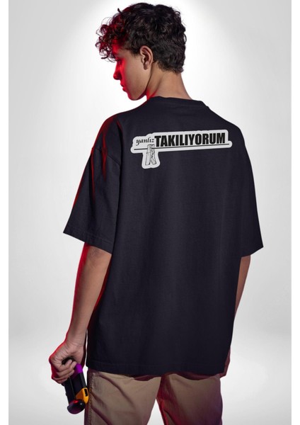 Yalnız Takılıyorum Yazılı Pamuklu Kadın Erkek Oversize Sırt Dijital Baskılı Siyah T-Shirt