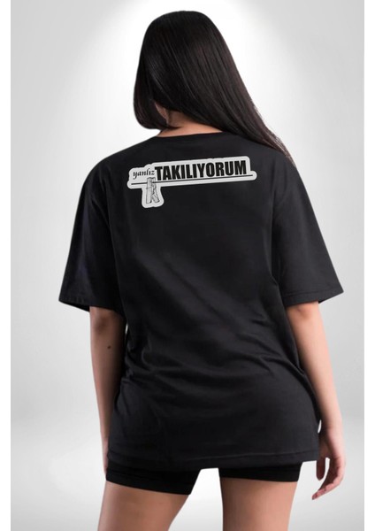Yalnız Takılıyorum Yazılı Pamuklu Kadın Erkek Oversize Sırt Dijital Baskılı Siyah T-Shirt fiyatları