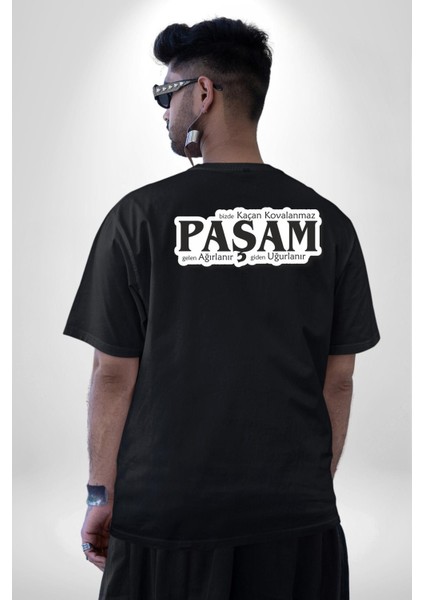 Bizde Kaçan Kovalanmaz Paşam Gelen Ağırlanır Giden Uğurlanır Yazılı Pamuklu Kadın Erkek Oversize Sırt Dijital Baskılı Siyah T-Shirt indirimleri
