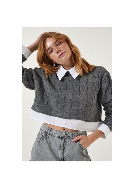 Gömlek Detaylı Mevsimlik Crop Triko Kazak Açık Gri modelleri