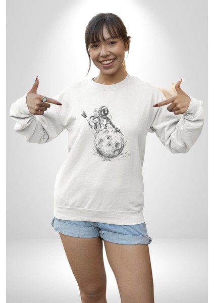 Astronot Gök Taşı Yavarlarken Kadın Erkek Beyaz Baskılı Sweatshirt