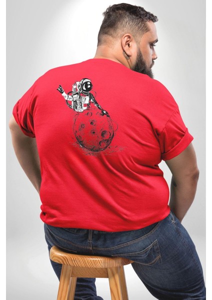 Astronot Gök Taşı Yavarlarken Büyük Beden Kırmızı Tişört Kadın Erkek Ünisex Sırt Baskılı