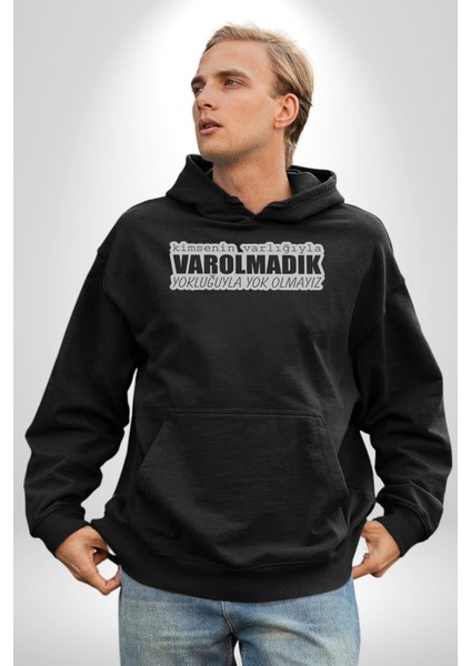 Kimsenin Varlığıyla Varolmadık Yokluğuyla Yok Olmalıyız Yazılı Kadın Erkek Siyah Kapüşonlu Sweatshirt Hoodie fırsatları