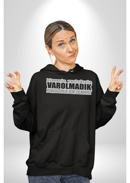 Kimsenin Varlığıyla Varolmadık Yokluğuyla Yok Olmalıyız Yazılı Kadın Erkek Siyah Kapüşonlu Sweatshirt Hoodie indirimleri