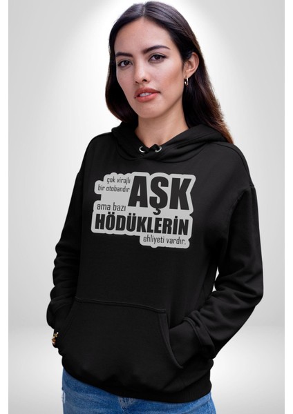 Çok Virajlı Bir Otabandır Aşk, Ama Bazı Hödüklerin Ehliyeti Vardır Yazılı Kadın Erkek Siyah Kapüşonlu Sweatshirt Hoodie
