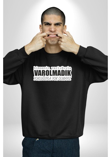Kimsenin Varlığıyla Varolmadık Yokluğuyla Yok Olmalıyız Yazılı Kadın Erkek Siyah Sweatshirt