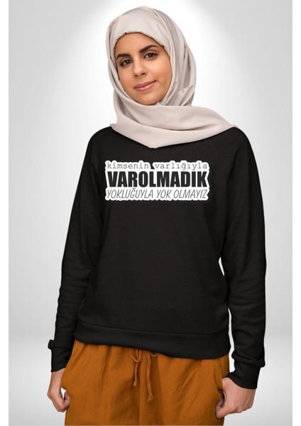 Kimsenin Varlığıyla Varolmadık Yokluğuyla Yok Olmalıyız Yazılı Kadın Erkek Siyah Sweatshirt fiyatları