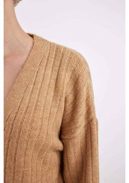 Regular Fit V Yaka Basic Düz Düğmeli Triko Hırka R1389AZ24WN fırsatları