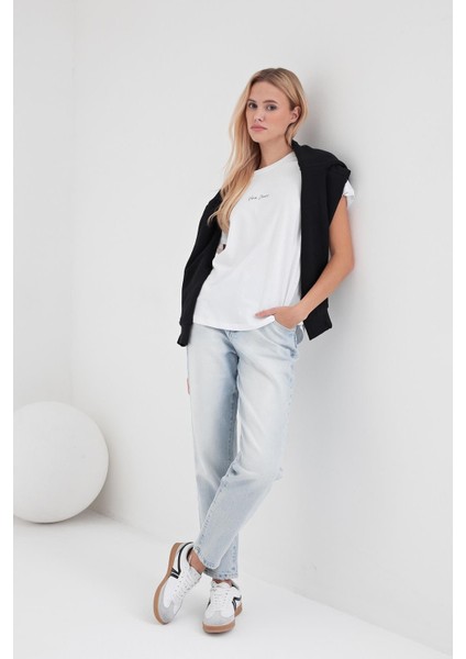 Kadın Bisiklet Yaka Beyaz Logo Baskılı Regular Fit Tişört