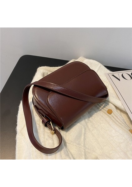 Niş Doku Retro Küçük Çanta 2024 Yeni Kadın Çantası Crossbody Çanta Üst Düzey Moda Çok Yönlü Omuz Eyer Çantası (Yurt Dışından)