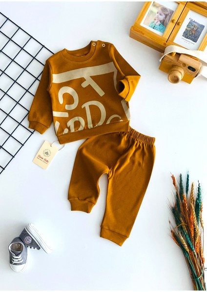 Neşeli Bebekler Harf Baskılı Yakadan Düğmeli Mevsmlik Takım Hardal