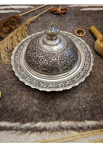 Yuvarlak Kapaklı Servis Tabak Özel İşlemeli Bakır