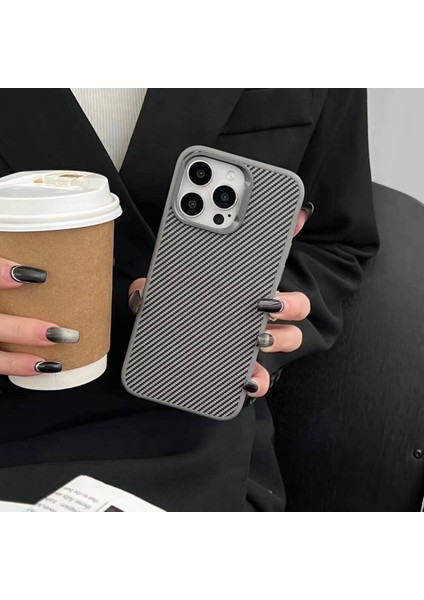- Apple iPhone 15 Pro - Kılıf Magsafe Şarj Özellikli Karbon Fiber Görünümlü Troy Kapak - Gümüş