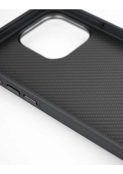 - iPhone 15 Pro Max - Kılıf Magsafe Şarj Özellikli Karbon Fiber Görünümlü Troy Kapak