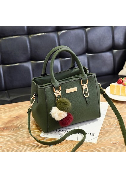 Kadınlar Için Çanta 2024 Avrupa ve Amerika Yeni Moda Tek Omuz Küçük Çanta Çift Katmanlı Büyük Kapasiteli Kürk Topu Kadınlar Için Taşınabilir Crossbody Çanta (Yurt Dışından)