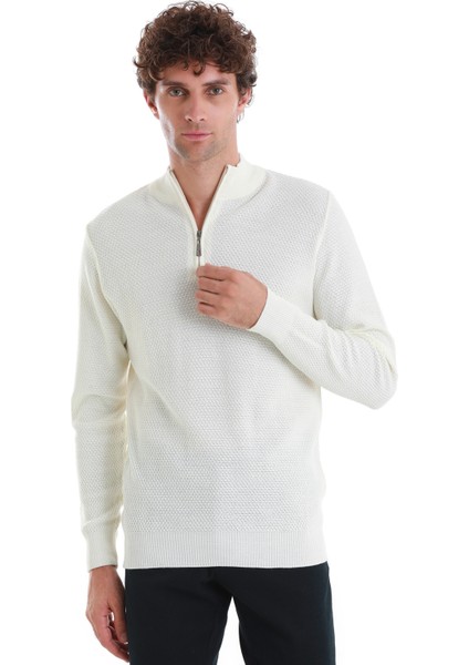 Ekru Regular Fit Jakarlı Yarım Balıkçı Yaka Fermuarlı Yünlü Triko Kazak