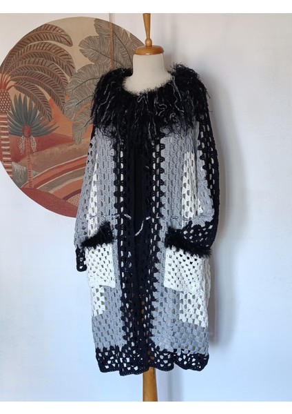 Hippybutik El Örgüsü Mandala Siyah Beyaz Gri Tasarım Uzun Ince Astarlı Hırka Ceket