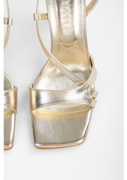 Kadın Shelby Altın Parlak Topuklu Ayakkabı fırsatları