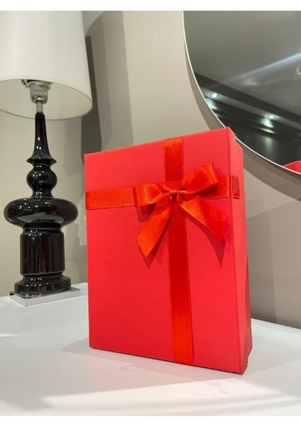Orta Boy Tekli Kırmızı Sert Kaliteli Kurdeleli Hediye Kutusu Damat Gelin Bohça Kutusu 30X22X10 cm fiyatları