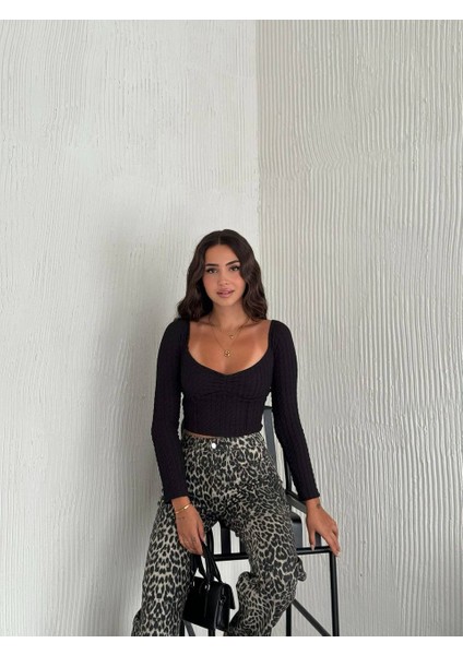 Kabartma Desenli Yakası Büzgülü Crop Bluz