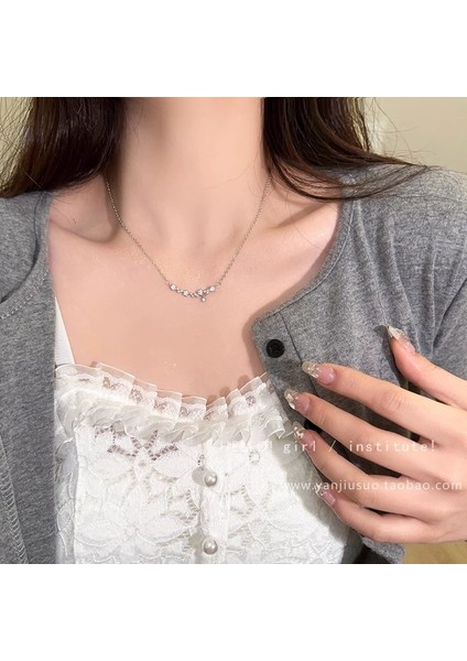 Kadınlar Için Hafif Lüks Niş Inci Kolye, Çok Yönlü ve Üst Düzey Kelebek Titanyum Çelik Köprücük Kemiği Zincir Kolye (Yurt Dışından)