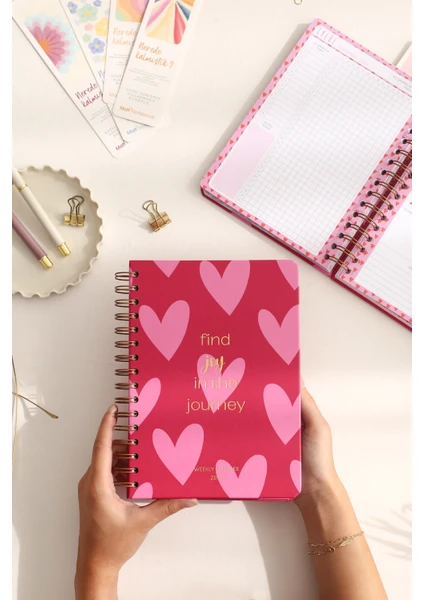 Matt Notebook 2025 Yılı A5 Haftalık Ajanda Spiralli 15X21 cm - 12 Aylık - Motivasyon Sayfalı Kalpler