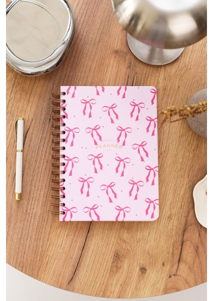 Matt Notebook 2025 Yılı A5 Haftalık Ajanda Spiralli 15X21 cm - 12 Aylık - Motivasyon Sayfalı Pembe Fiyonk