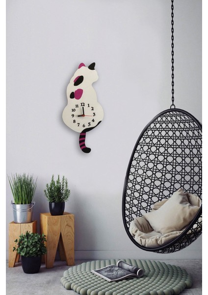 Beyaz kedi temalı modern ahşap duvar saati, şık ve doğal dekorasyon için ideal