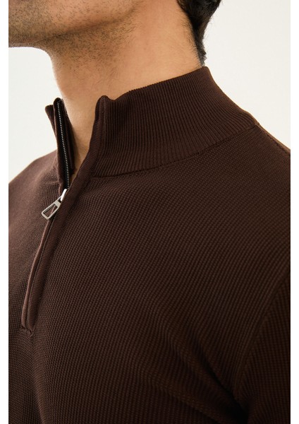 Dokulu Kahverengi Slim Fit Fermuarlı Yarım Balıkçı Yaka Erkek Triko Kazak