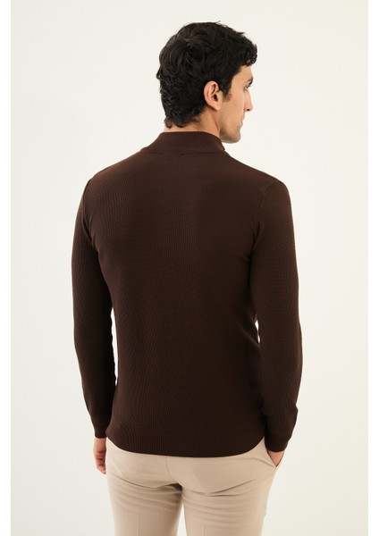 Dokulu Kahverengi Slim Fit Fermuarlı Yarım Balıkçı Yaka Erkek Triko Kazak