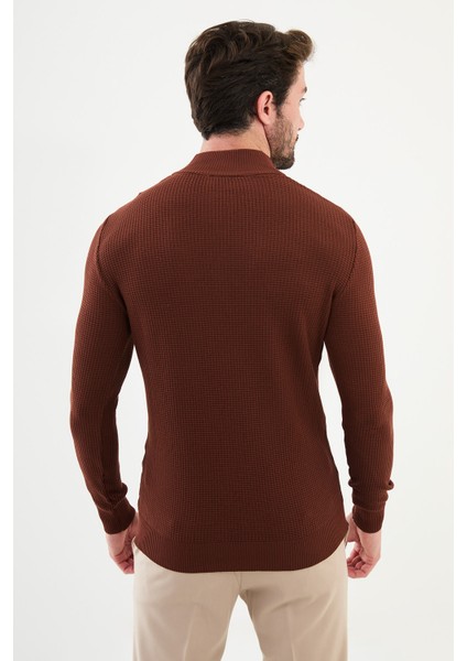 Dokulu Kiremit Rengi Slim Fit Fermuarlı Yarım Balıkçı Yaka Erkek Triko Kazak