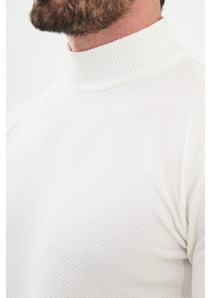 Dokulu Ekru Slim Fit Yarım Balıkçı Yaka Erkek Triko Kazak