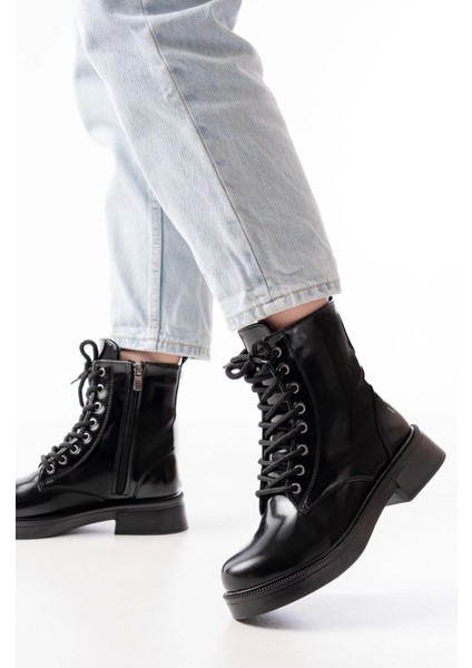 Siyah Rugan Düz Topuklu Bağcıklı Fermuarlı Günlük Kadın Bot