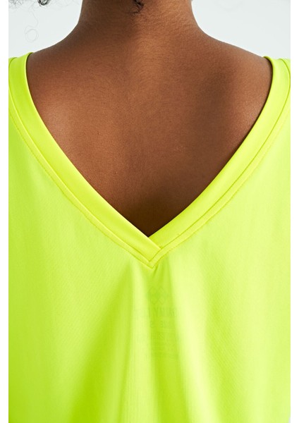 Neon Sarı Ön Baskılı Sırtı V Dekolteli Standart Kalıp Kısa Kollu Kadın Spor T-Shirt - 97264