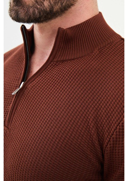 Dokulu Kiremit Rengi Slim Fit Fermuarlı Yarım Balıkçı Yaka Erkek Triko Kazak fiyatları