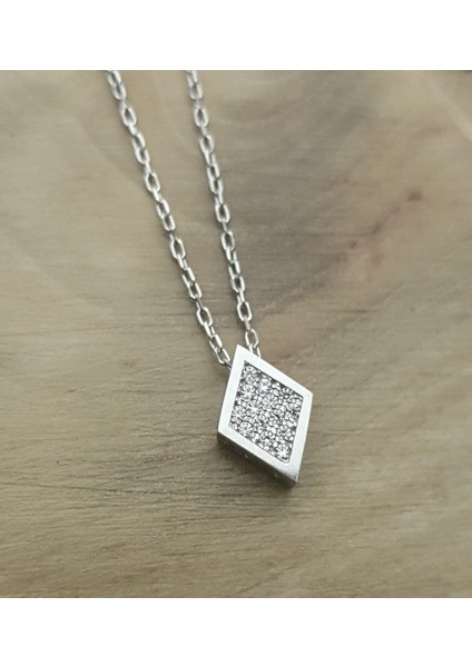Swarovski Taşlı Elmas Şekil Gümüş Kolye
